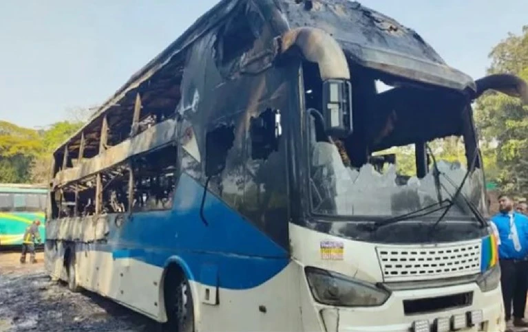 সড়কের পাশে দাঁড়িয়ে থাকা বাসে আগুন